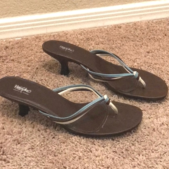 3/$15 - low heel sandal with tri color straps - Picture 1 of 3